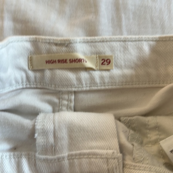 white high rise Levi shorts - Picture 5 of 6